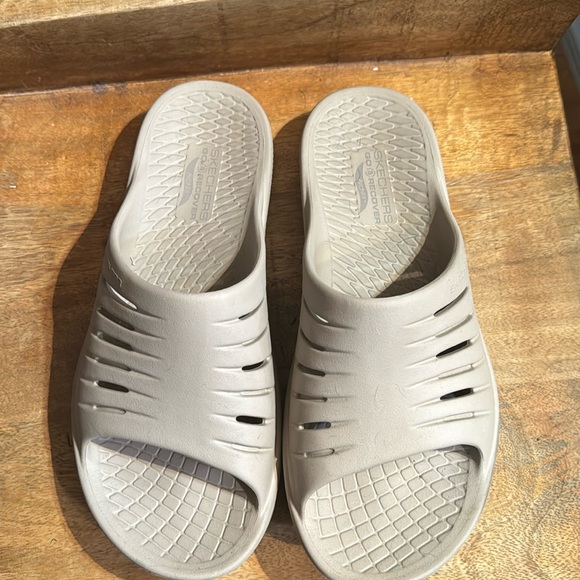 Sketchers GO recovery slides 10 - Picture 1 of 7